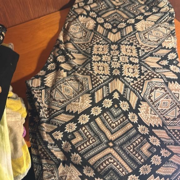 LULAROE TALL & CURVY various prints 5 Available to bundle - Picture 6 of 6